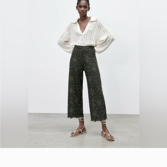 Zara Pants - Zara Embroidered Eyelet Dark Green Cropped Trousers with scalloped trim size 4